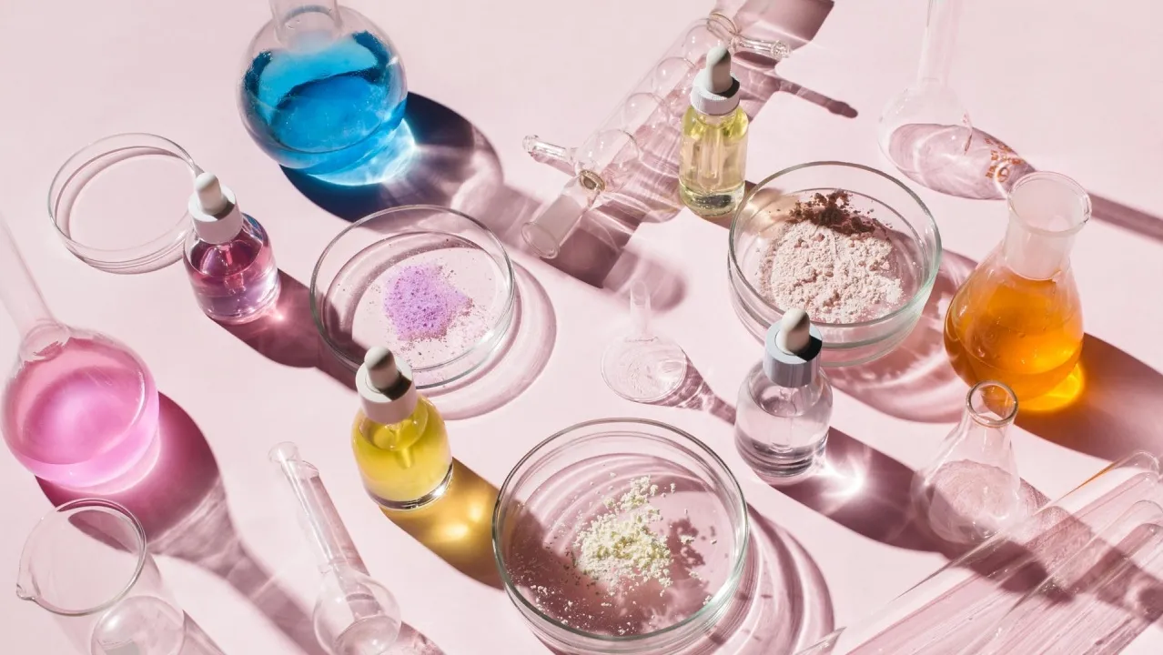 راهنمای جامع مواد اولیه در محصولات آرایشی